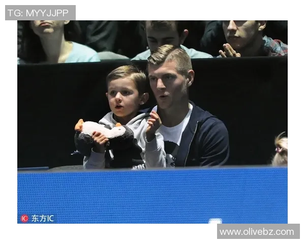 足球明星恶搞儿子视频引发热议网友纷纷点赞称其父爱满满